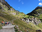 Si parte da San Domenico località Ponte Campo (mt. 1319) dapprima seguendo la carrozzabile per il Veglia poi in questo preciso  punto  a sx imbocchiamo il bivio per l' Alpe Vallè